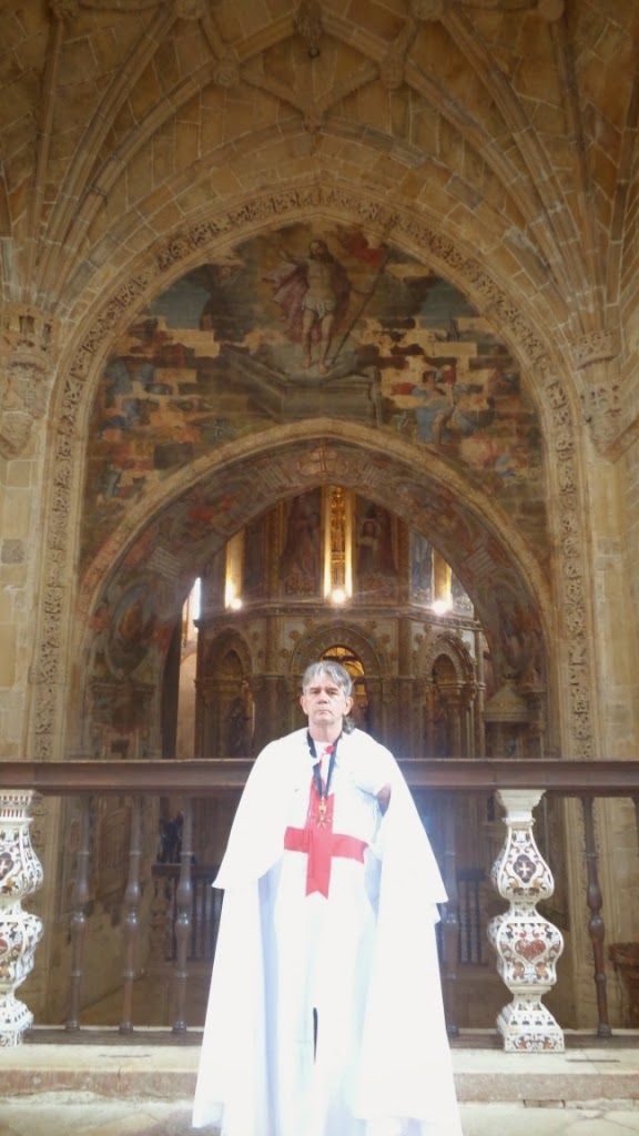 Albino Neves em interior de edifício histórico