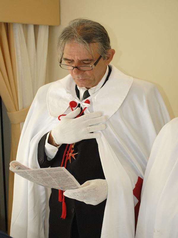 Albino Neves lendo documento em traje cerimonial