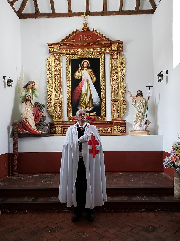 Albino Neves diante de altar lateral