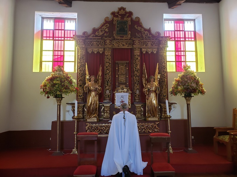 Albino Neves ajoelhado diante de altar