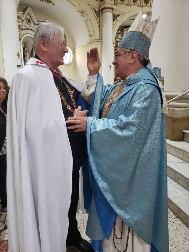 Albino Neves cumprimentando autoridade religiosa