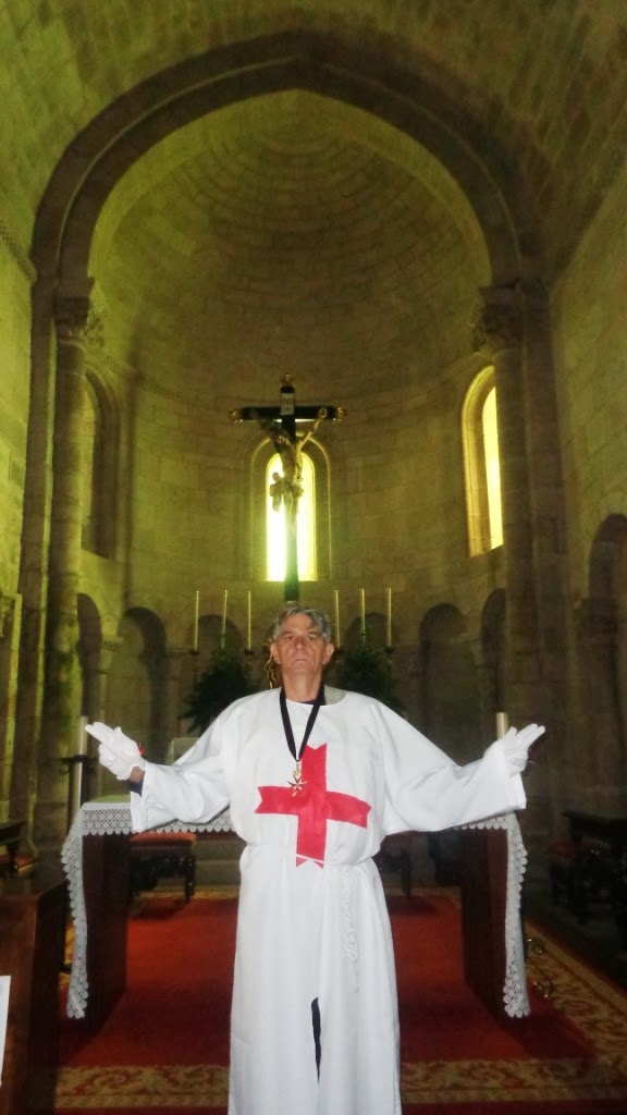 Albino Neves em nave de edifício religioso