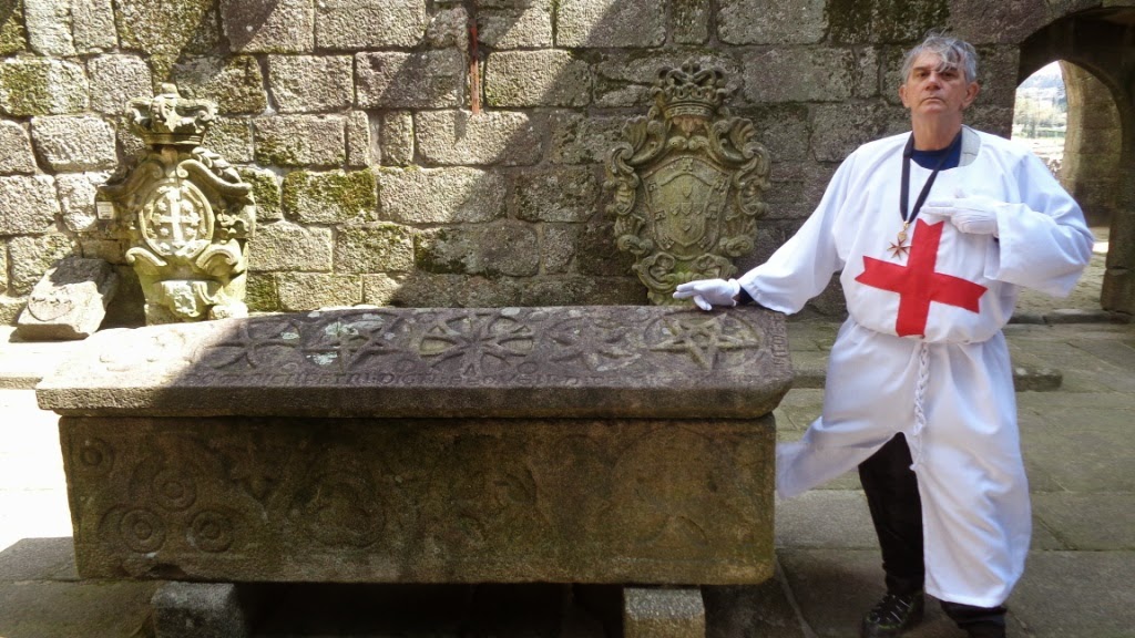 Albino Neves junto a estrutura arqueológica ou histórica