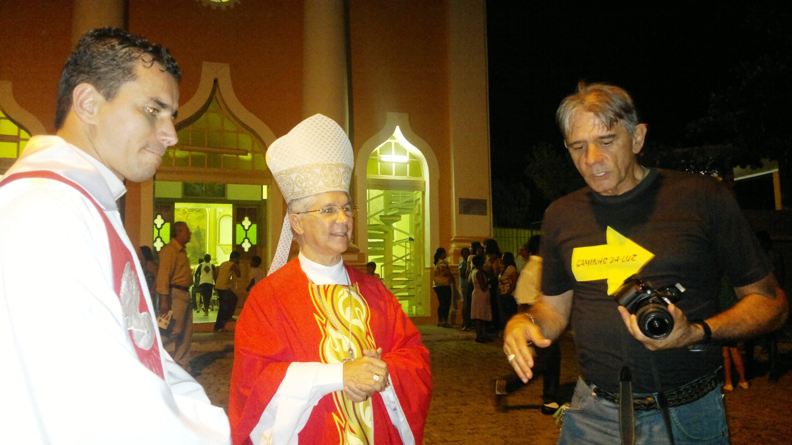 Albino Neves em cerimônia com autoridade religiosa