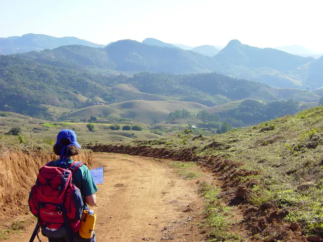 Caminhante em uma estrada entre montanhas