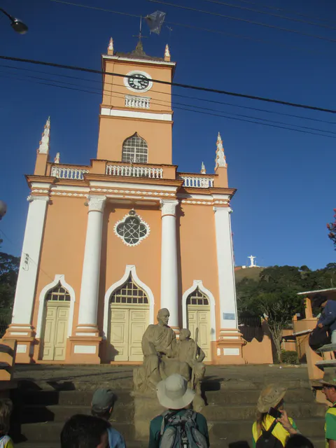 Fachada de uma igreja vista de baixo