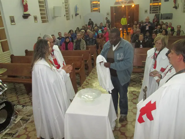 Cerimônia com pessoas reunidas em um espaço religioso