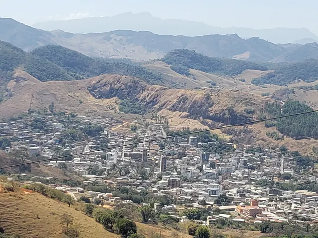 Vista de uma cidade cercada por montanhas