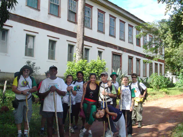 Grupo de caminhantes diante de um edifício histórico