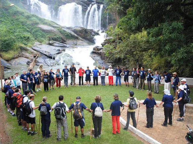 Grupo em círculo diante de uma cachoeira