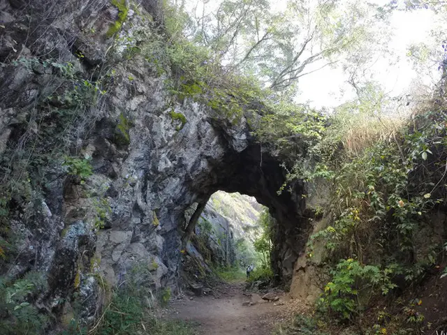 Arco natural de pedra em uma paisagem de montanha