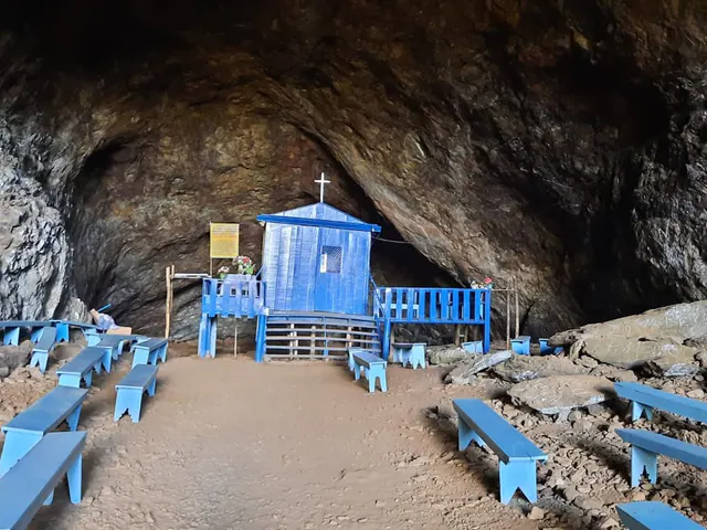 Pequeno oratório azul no interior de uma gruta