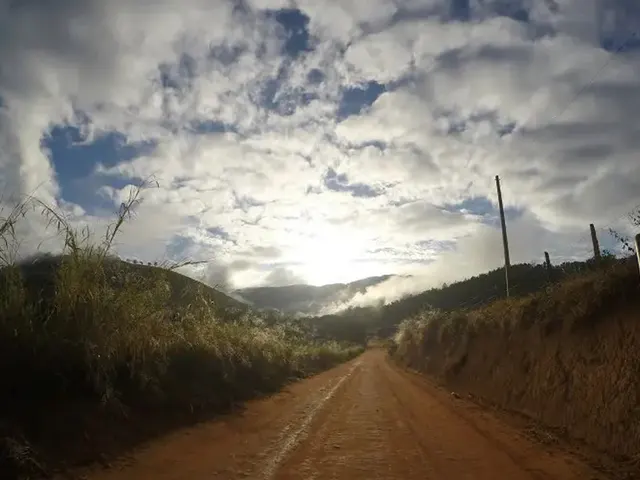 Estrada rural sob um céu de nuvens carregadas